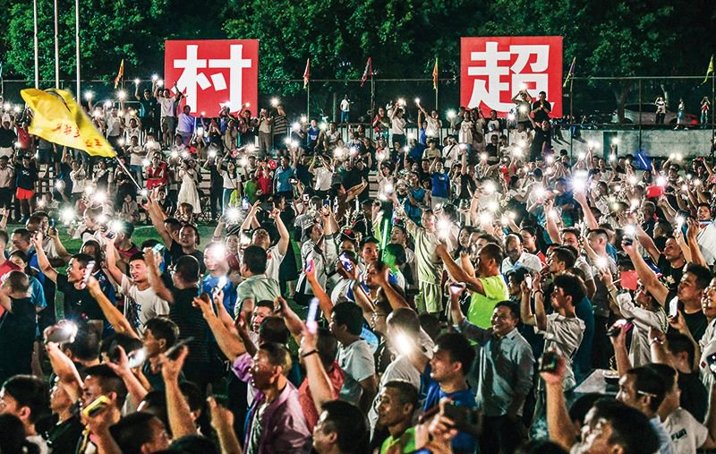 现场实况：现场观众的热情互动瞬间