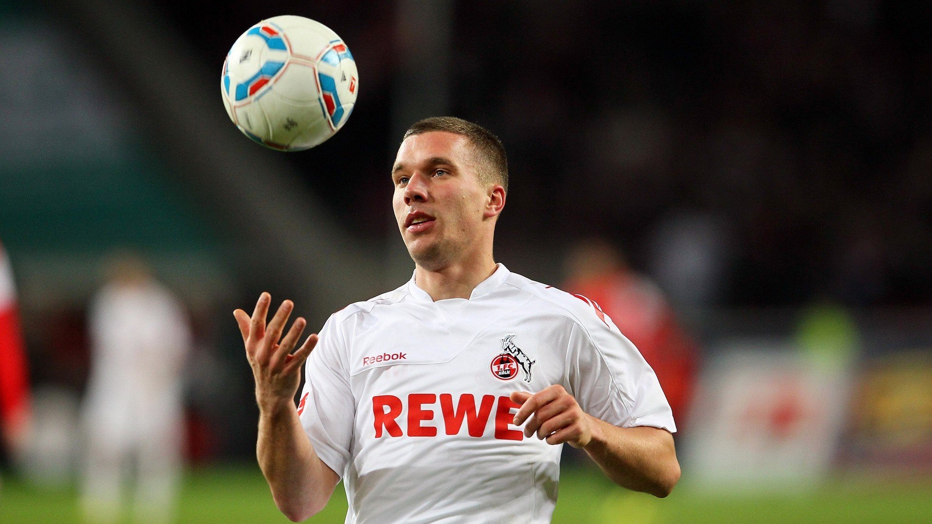 ac米兰官网首页-法甲夜场大战，精彩传球和精彩扑救交相辉映，法甲足球比赛